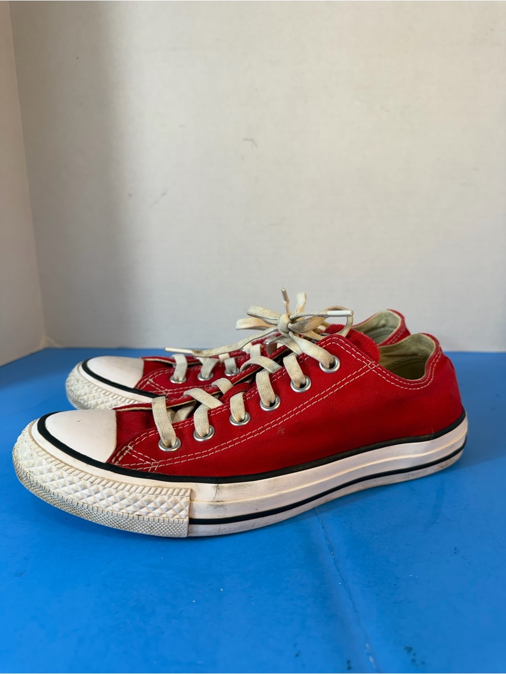Red Canvas Low-Top Sneakers - Classic Casual